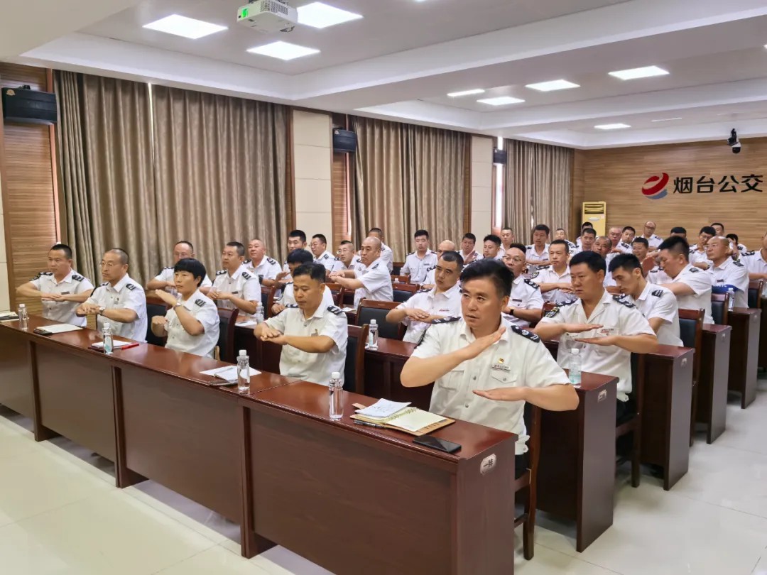 公交駕駛員學雙語，服務升級暖人心 煙臺公交集團開展品牌線路駕駛員英語、手語專項培訓